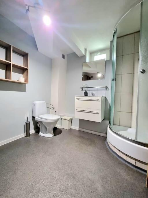 ברטיסלאבה Simple Apartment Near Hockey & Football Arena מראה חיצוני תמונה